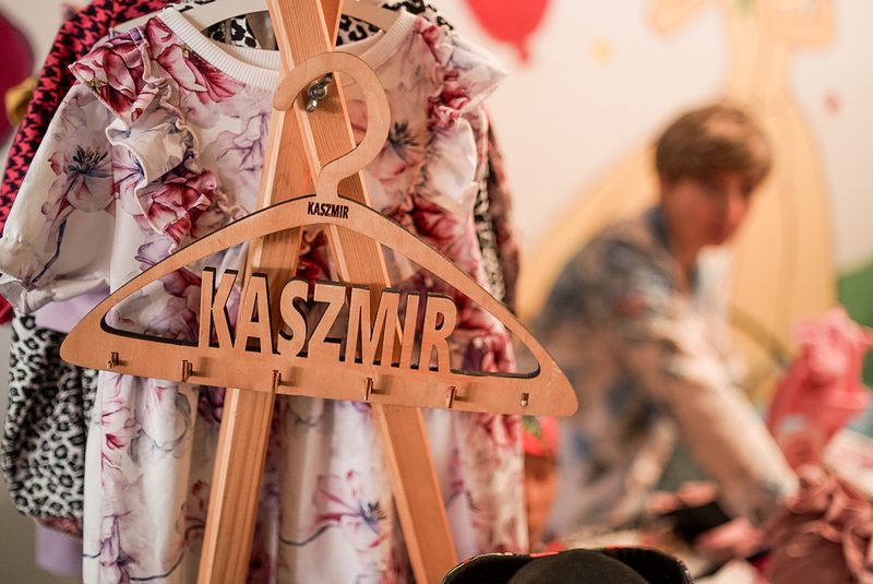 Wieszak Kaszmir z kolekcją kwiecistych ubranek