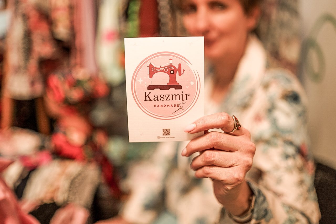 Właścicielka pracowni Kaszmir Handmade prezentująca logo marki